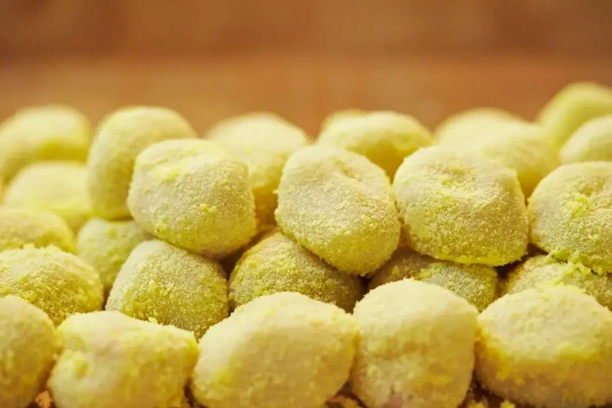 Żółte, pudrowane ciasteczka, które mogą być częścią koreańskich przepisów na ciasta.