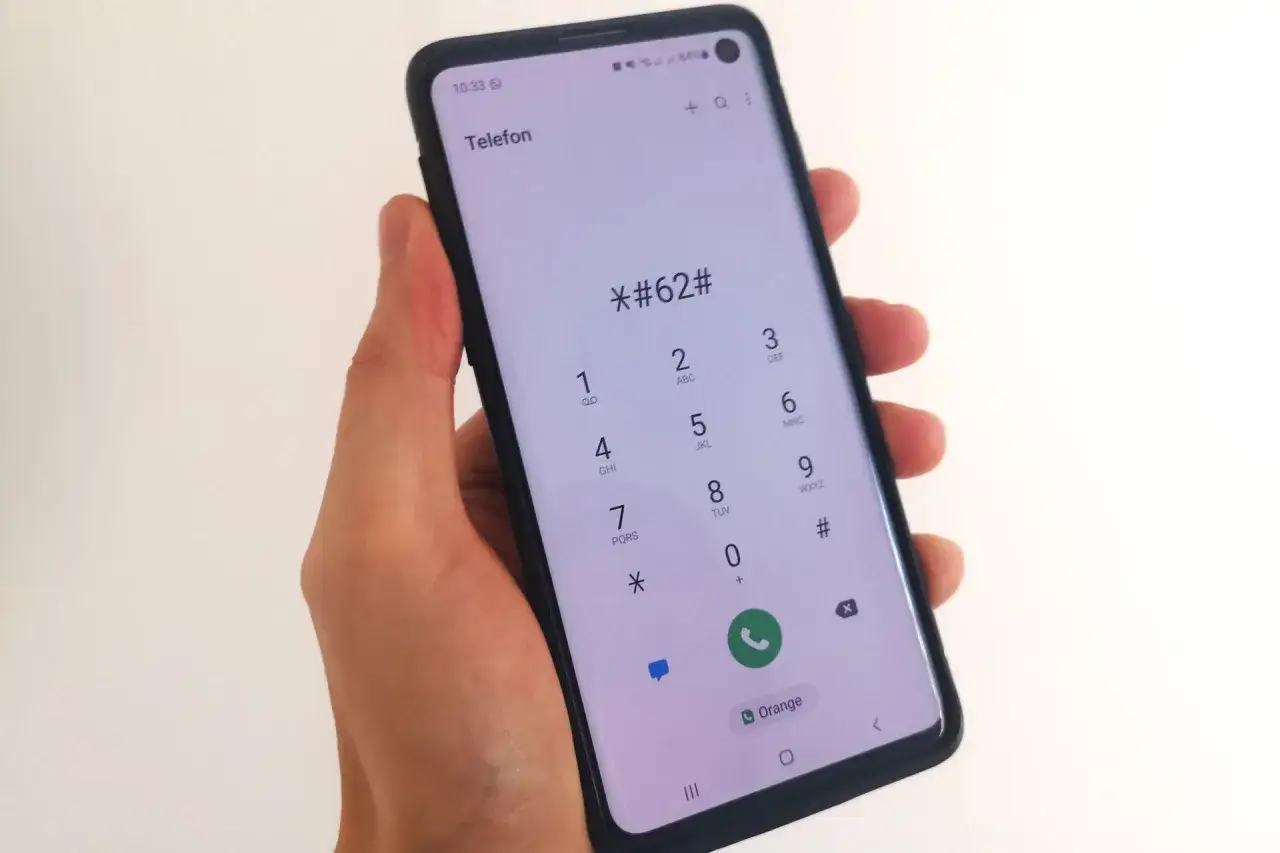 Dłoń trzyma smartfon z wpisanym kodem *#62#. Może to oznaczać problem z połączeniem lub błędny kod MMI.