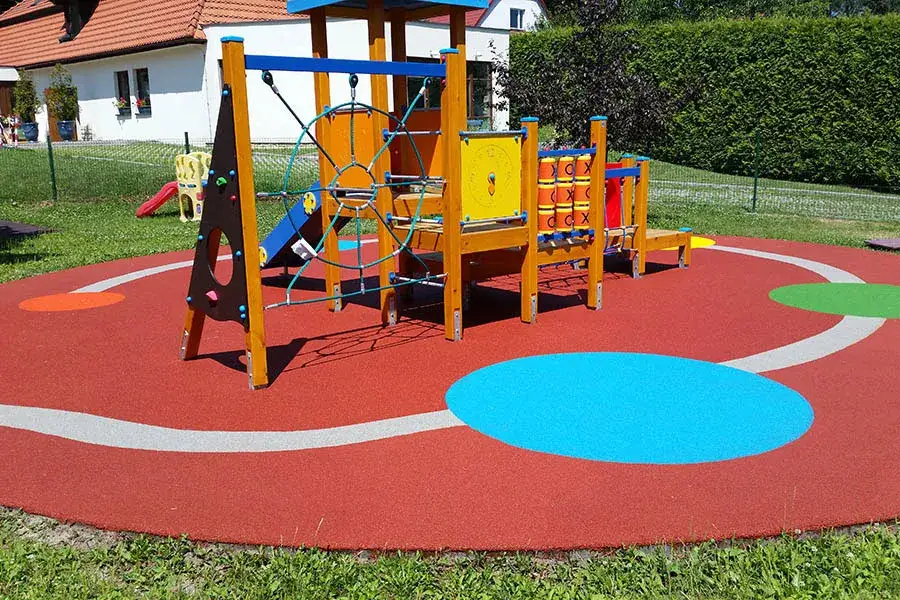 bezpieczny plac zabaw nawierzchnia