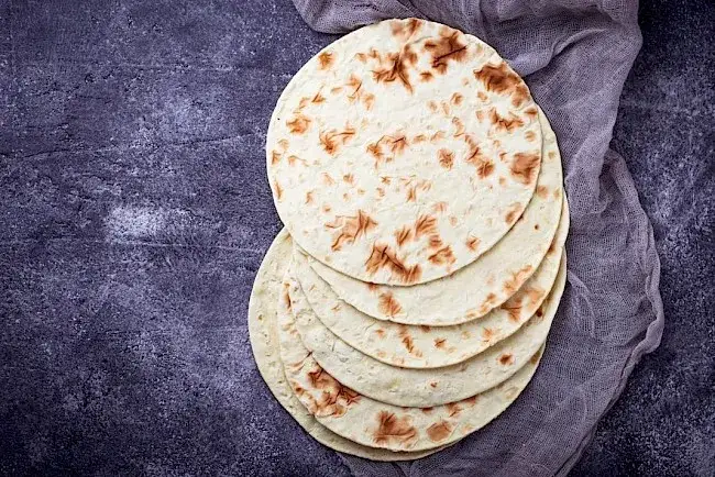 r&oacute;żne rodzaje tortilli i chleba por&oacute;wnanie