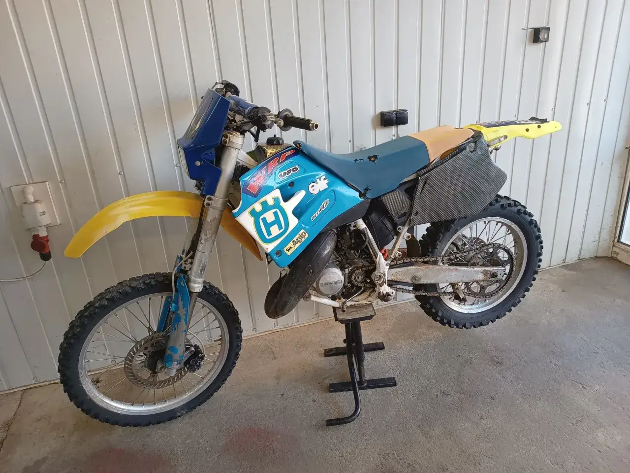Husqvarna 125 2t, niebiesko-ż&oacute;łty, gotowy do jazdy po torze.