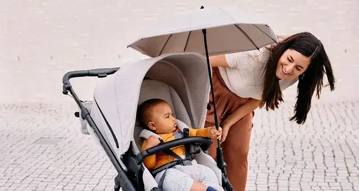 Dziecko w w&oacute;zku latem ochrona przed słońcem