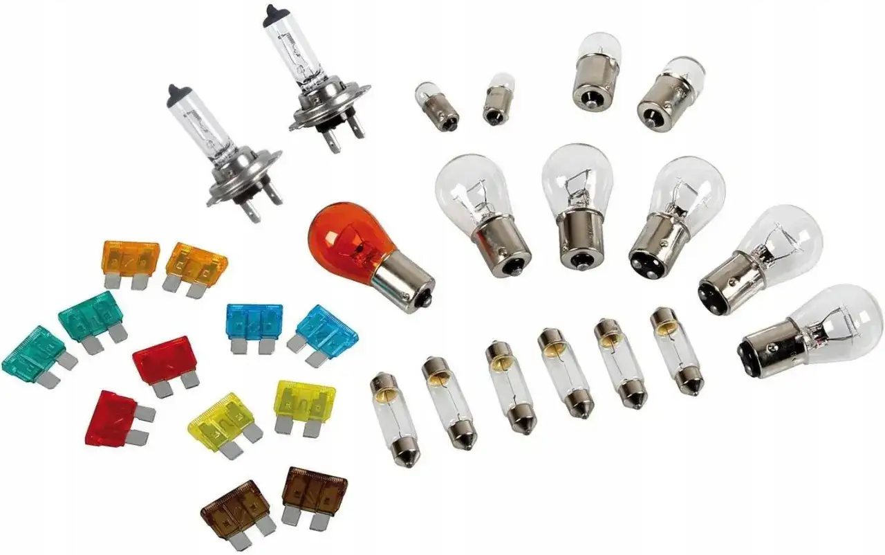 Zestaw bezpieczników i żarówek samochodowych. Szybko migający kierunkowskaz sygnalizuje, jaką awarię? Prawdopodobnie przepaloną żarówkę lub problem z bezpiecznikiem.