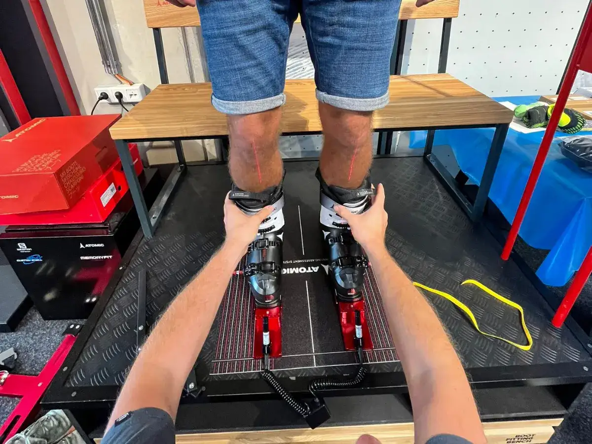 Przymierzanie butów narciarskich na szeroką łydkę. Laserowe znaczniki pomagają dopasować idealny rozmiar.