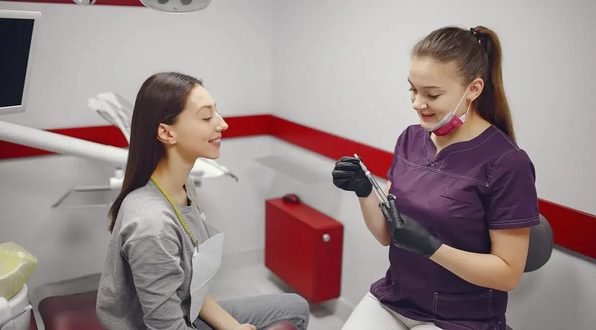 empatyczny dentysta rozmawiający z pacjentem