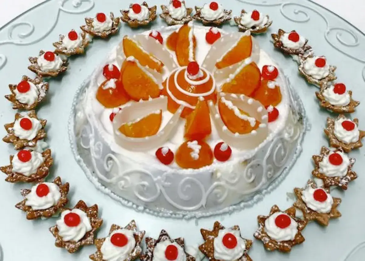 Cassata siciliana tradizionale decorazione frutta candita
