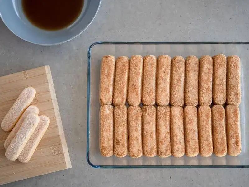 Składniki na tiramisu: mascarpone, savoiardi, kawa, jajka