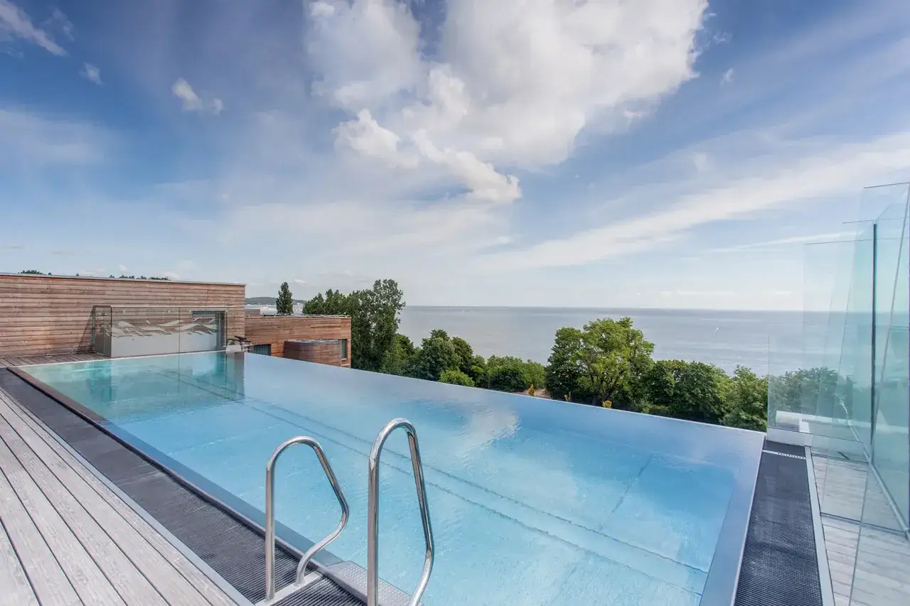Basen na dachu nowoczesnego spa hotelu w Polsce z widokiem na morze.