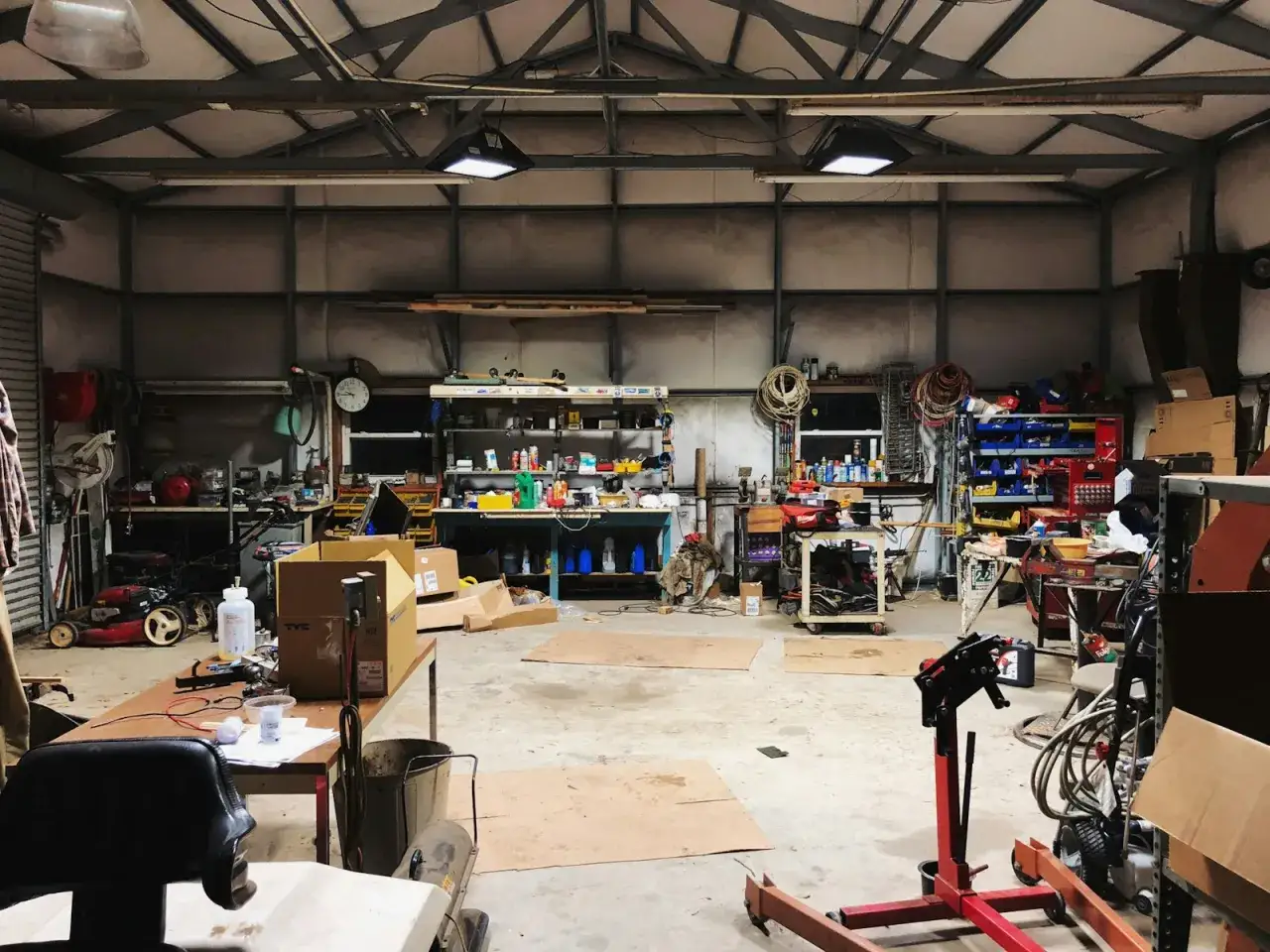 warsztat samochodowy mały vs duży, warsztat w mieście vs na wsi