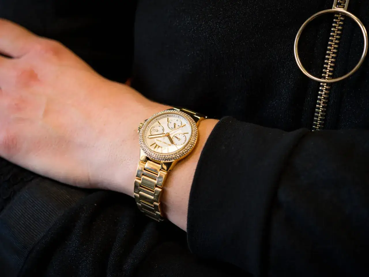 zegarek damski Michael Kors na drobnym nadgarstku