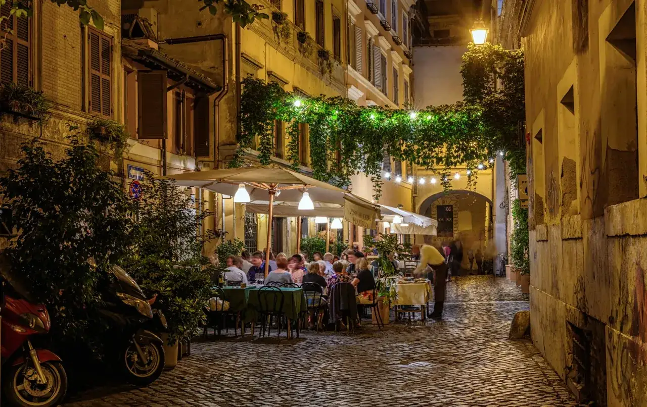 Urokliwe uliczki Trastevere nocą