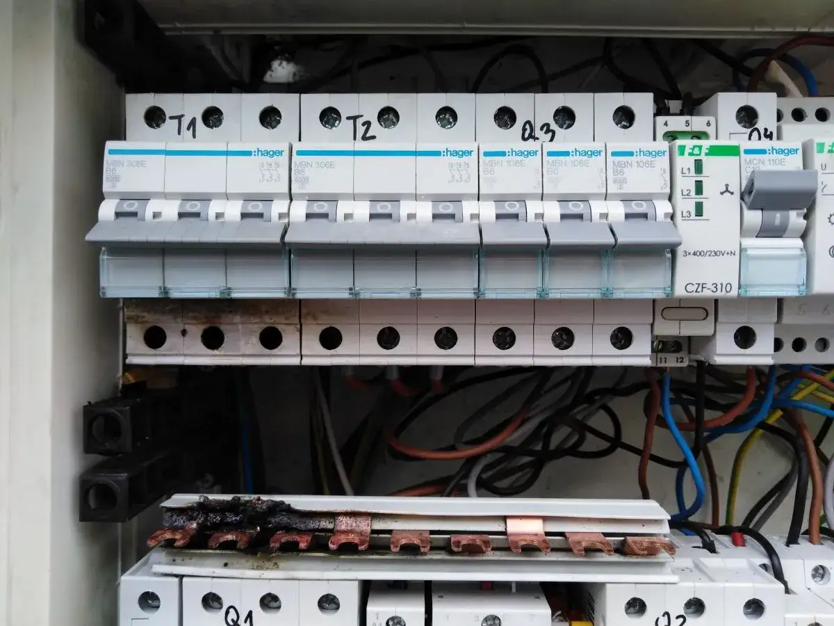 szyna grzebieniowa podłączenie od dołu