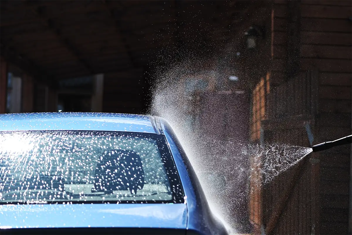 Przepisy dotyczące mycia samochodu na posesji