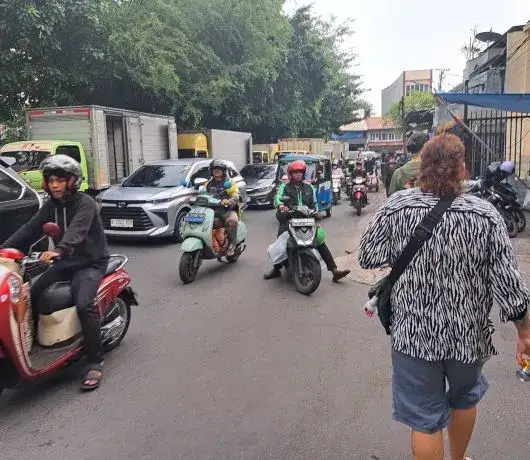 chaotyczny ruch uliczny ze skuterami w mieście w Indonezji