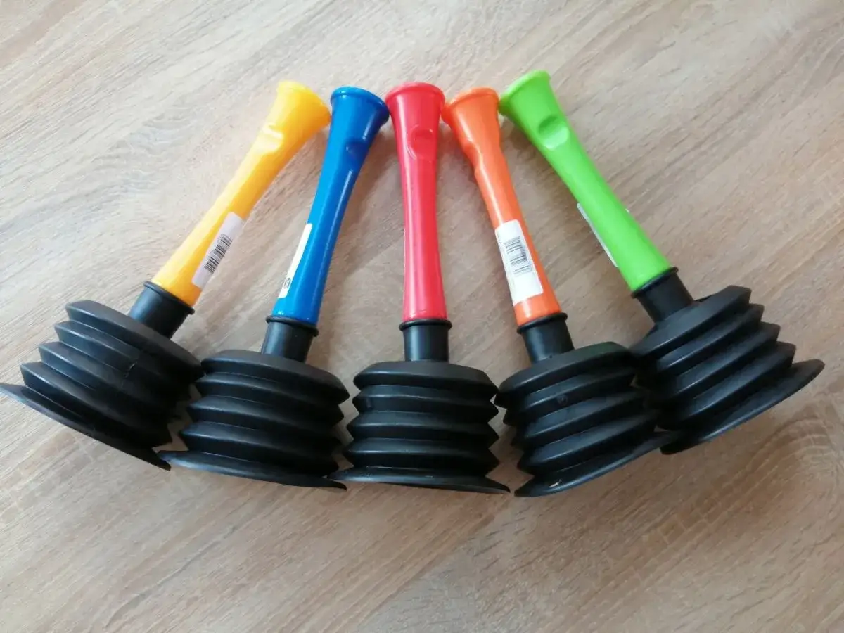 Użycie przepychaczki do zlewu