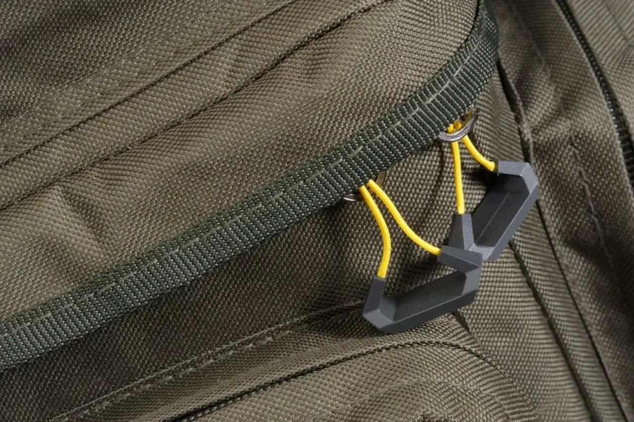 Detale torby spinningowej: solidny zamek, wodoodporny materiał, wzmocnione dno