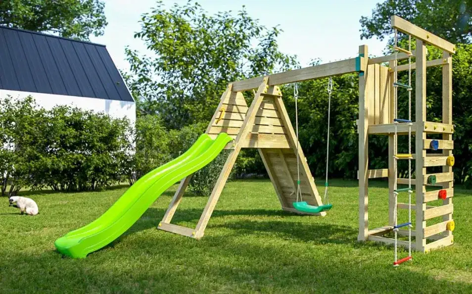 mały plac zabaw przydomowy vs duży publiczny