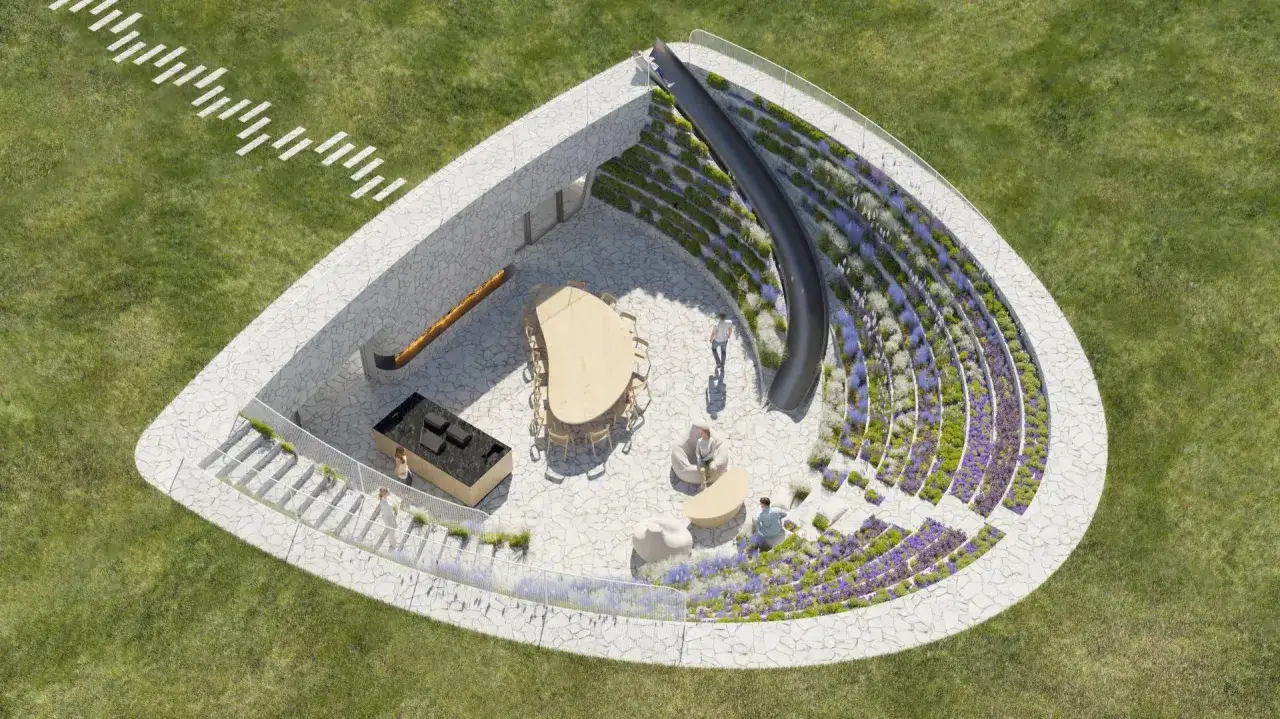 Ogr&oacute;d z tarasem, stołem, kominkiem i zjeżdżalnią. Inspiracja, jak zbudować schron w nowoczesnym stylu.