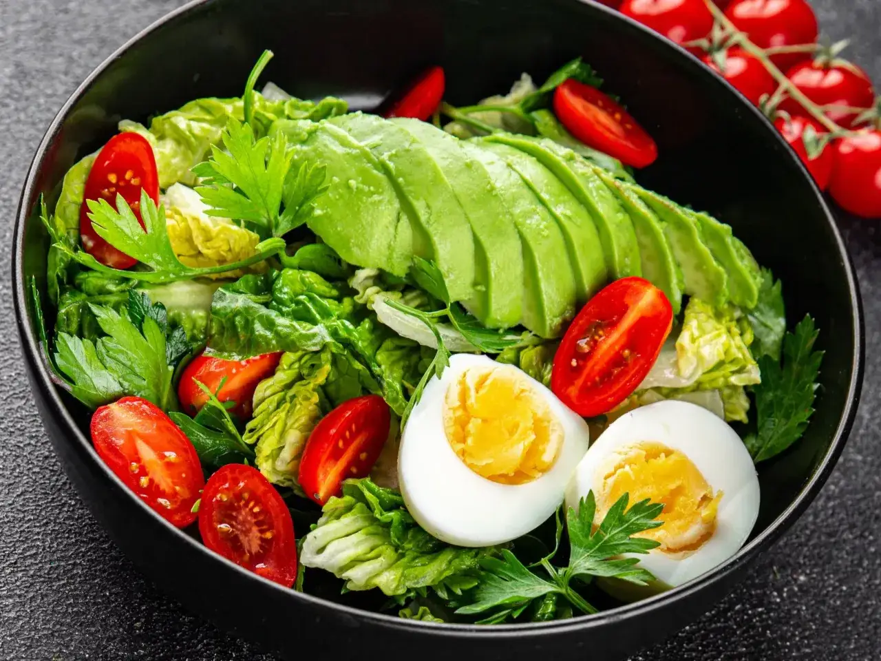 śniadanie bez chleba sałatka jajko awokado