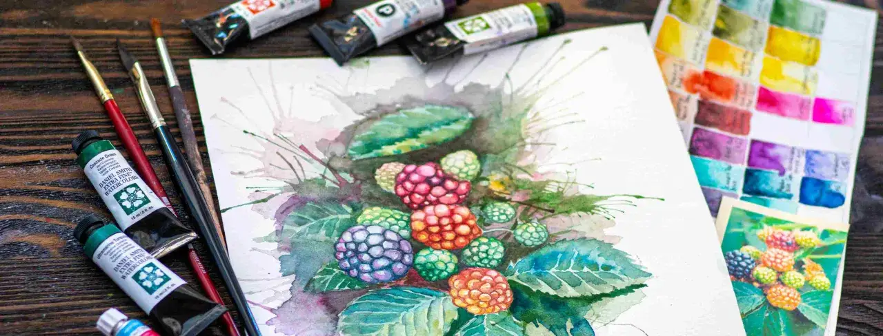 Malowanie akwarelami: pędzle, farby i szkic jeżyn. Widać tu różne techniki malarskie, od plam po precyzyjne detale.