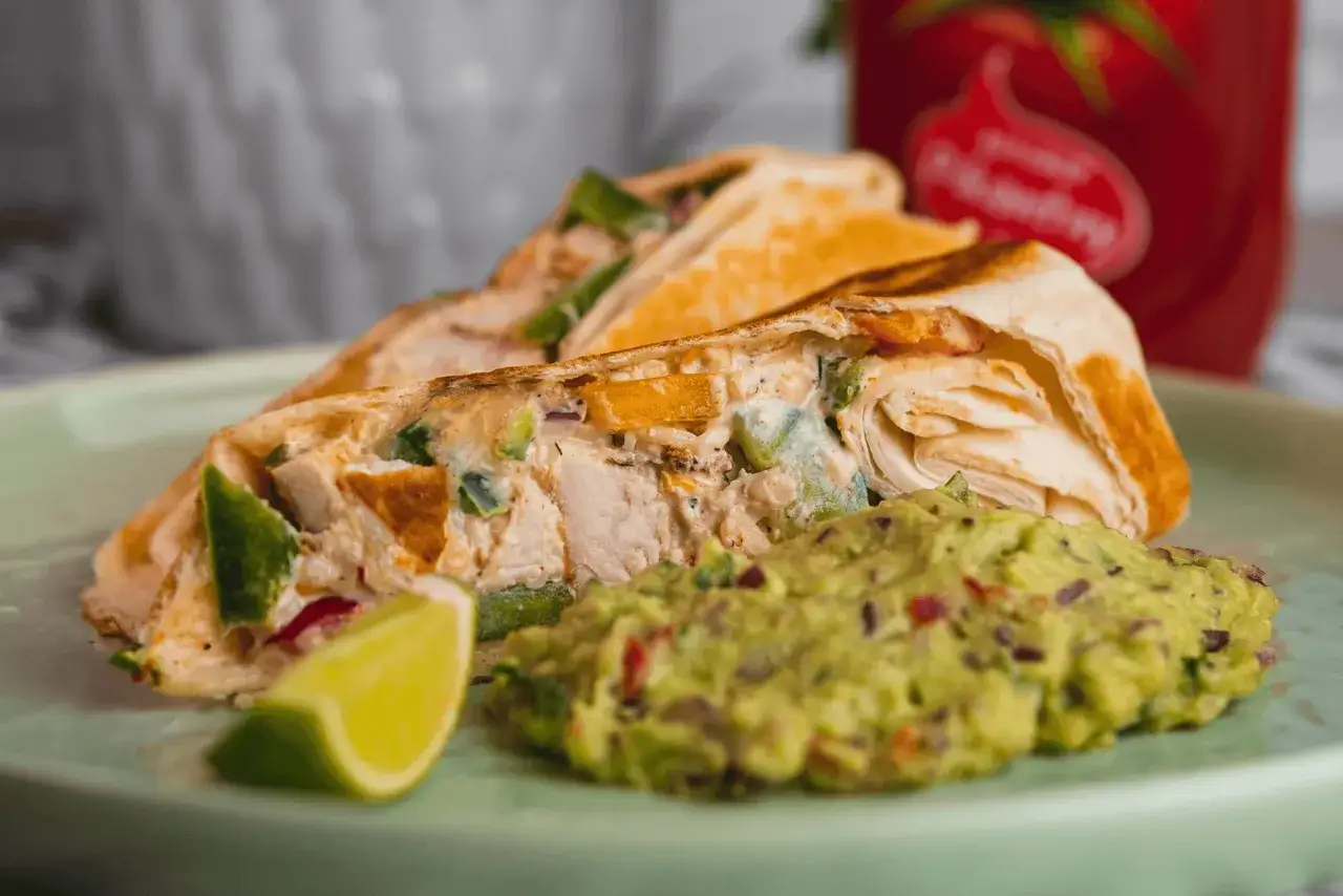 tortilla z kurczakiem z sosem