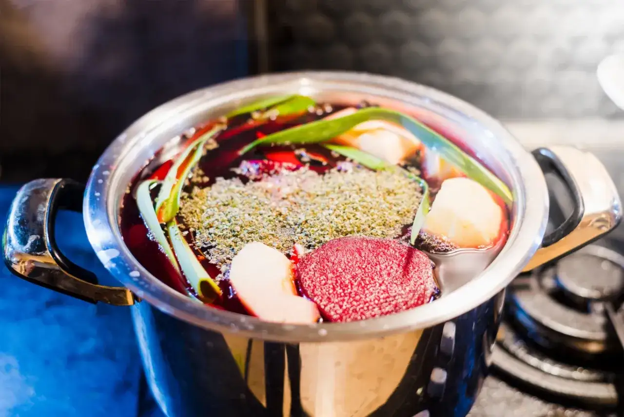 gotowanie barszczu na małym ogniu