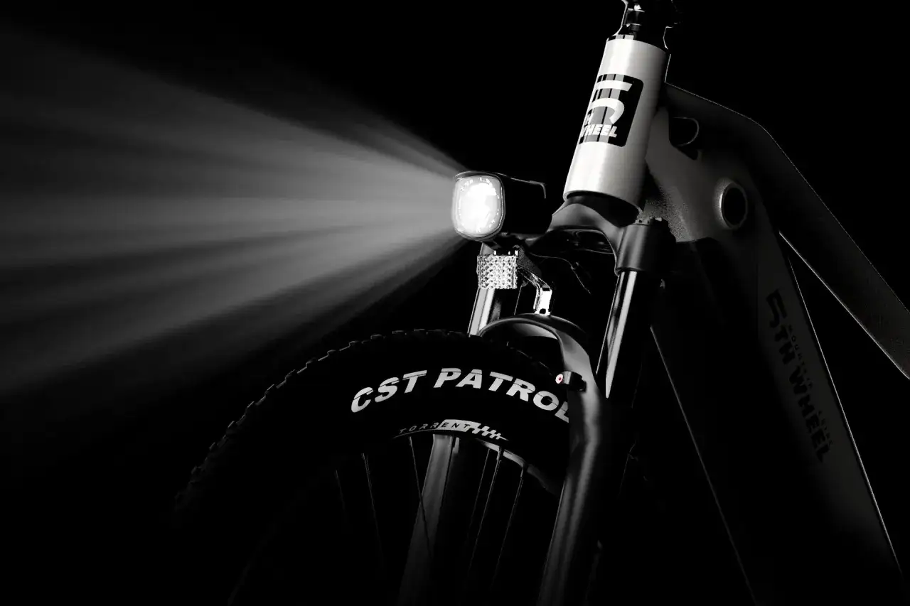 Światło roweru elektrycznego 5TH WHEEL rozświetla drogę. Dowiedz się, jak włączyć światła w rowerze elektrycznym, by bezpiecznie jeździć po zmroku.