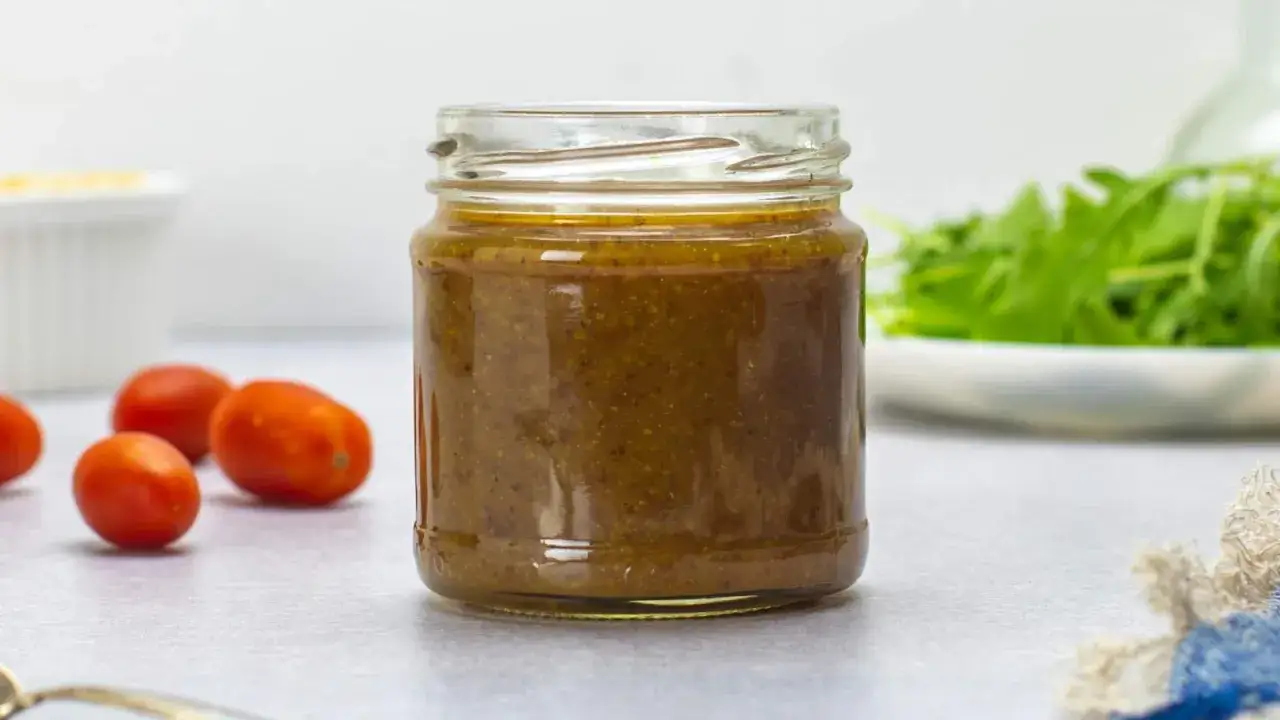 Słoik z domowym sosem, idealny do sałatek. Dowiedz się, jak zrobić sosy, które odmienią Twoje potrawy.