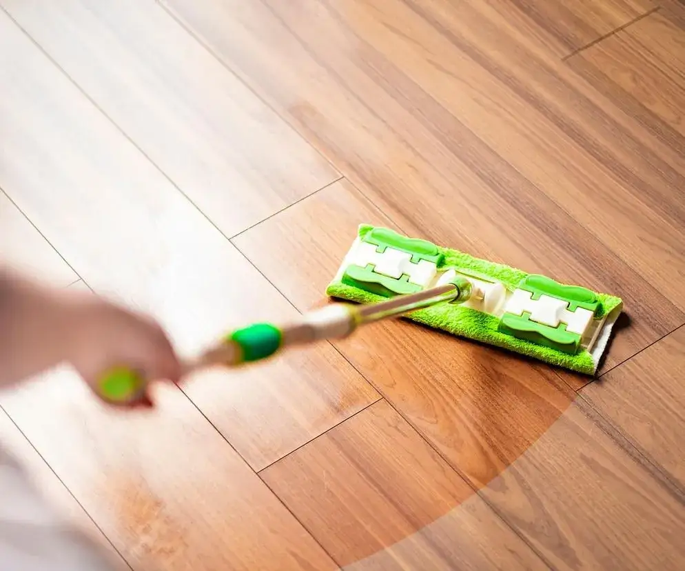Mycie paneli podłogowych wzdłuż desek