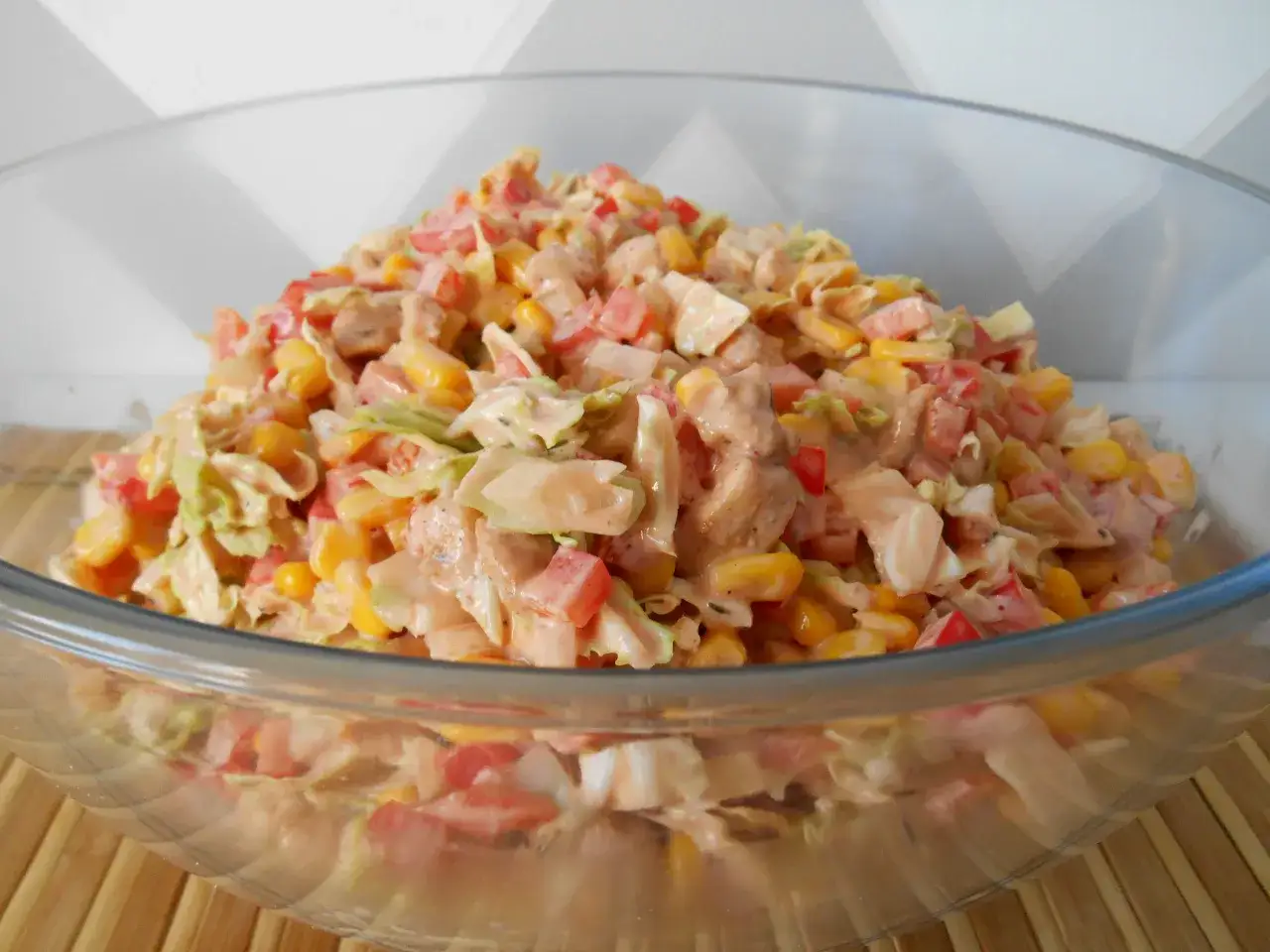 sałatka z kapusty pekińskiej z kurczakiem