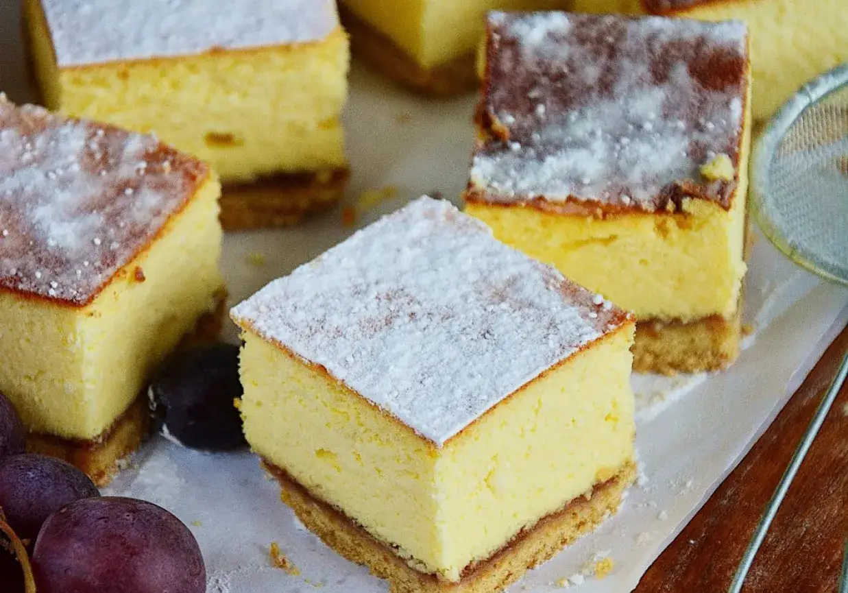 Składniki na sernik wiedeński: twaróg, jajka, masło