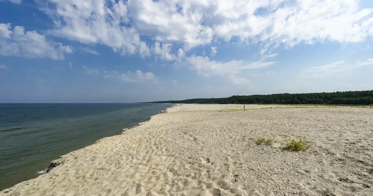 spokojna pusta plaża polskie morze