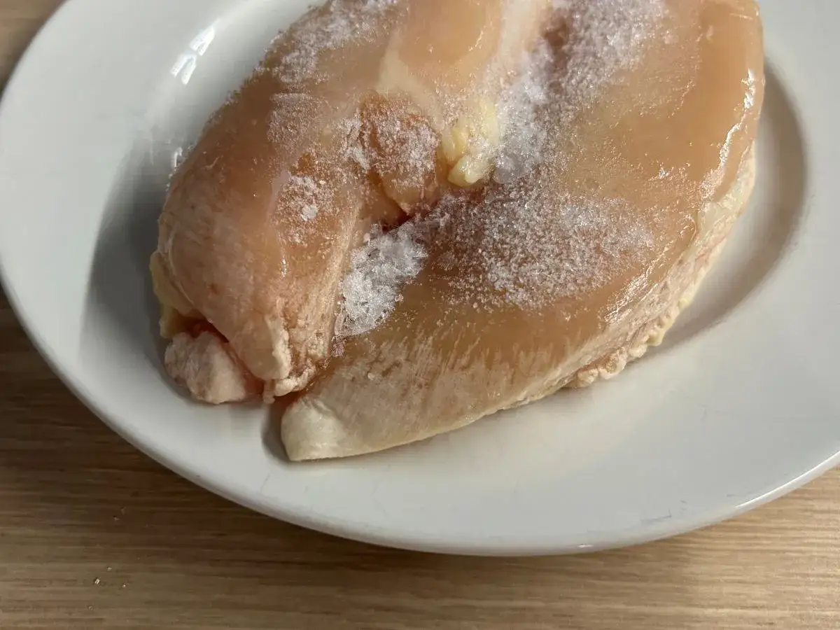 oparzelina mrozowa na jedzeniu, zamrożone jedzenie uszkodzone mrozem