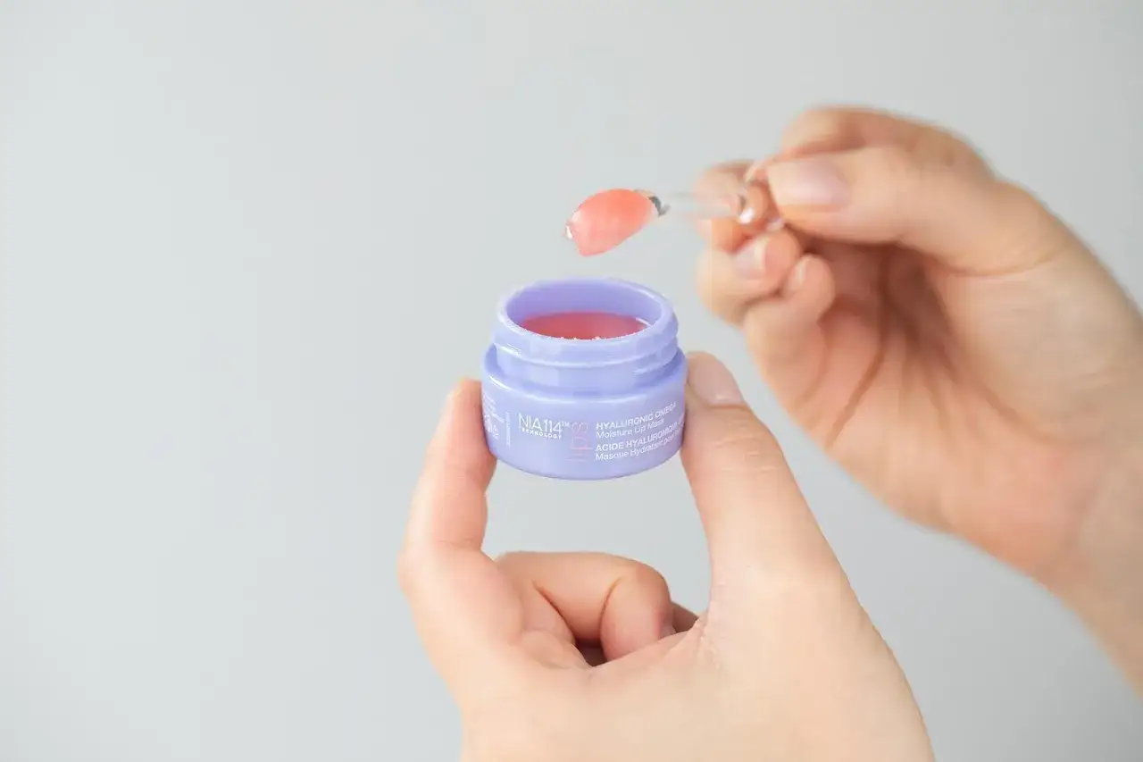 Delikatna maska do ust z aplikatorem, idealna do pielęgnacji po makijażu permanentnym. Czym smarować usta po zabiegu? Tą nawilżającą formułą!