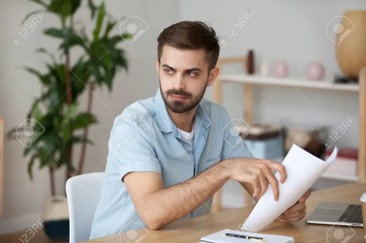 osoba zaniepokojona patrząca na dokumenty