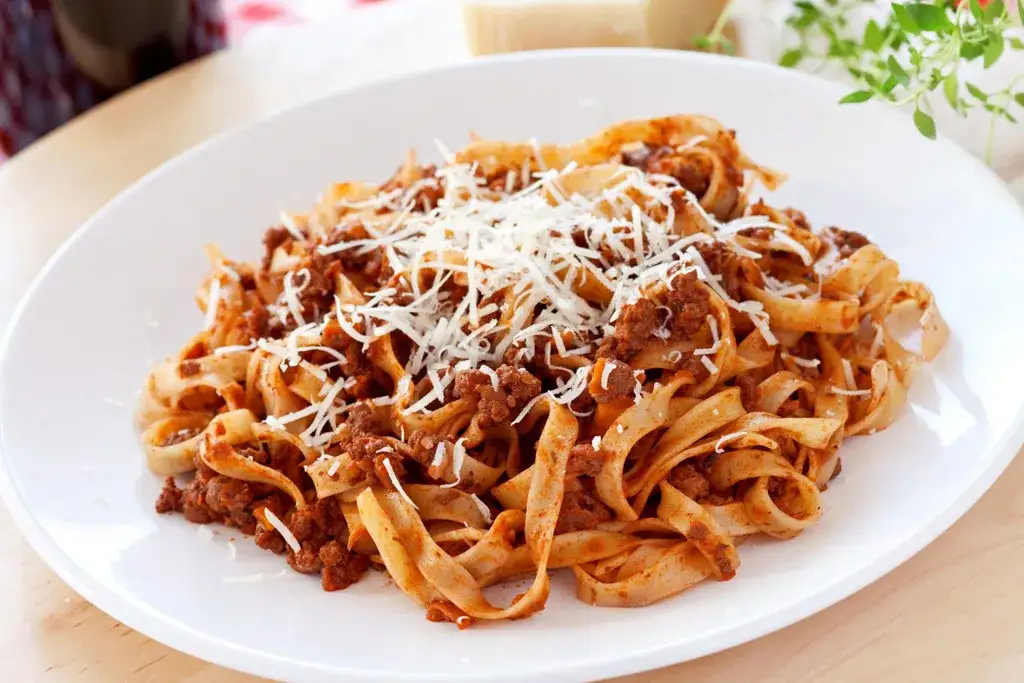 Gotowe rag&ugrave; alla bolognese z tagliatelle