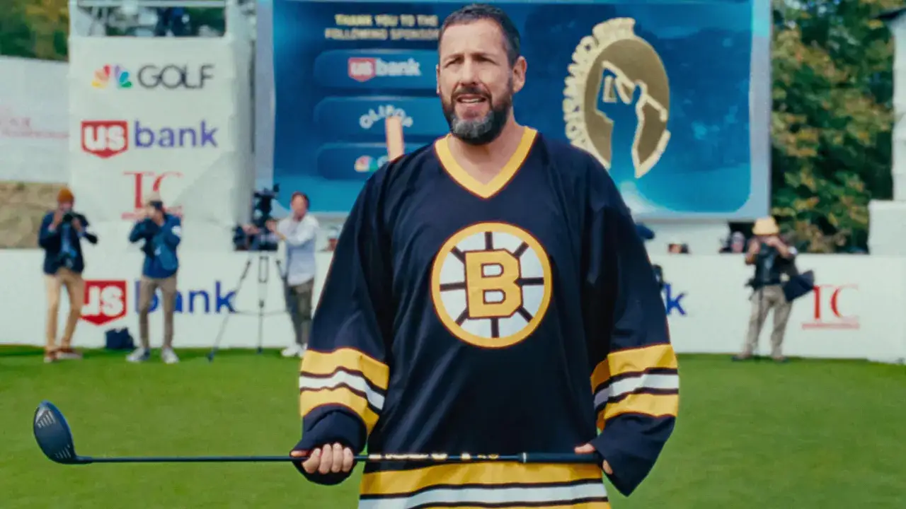 Adam Sandler w koszulce Boston Bruins, trzymający kij golfowy. Czyżby szykował się na kolejny mecz jako farciarz Gilmore 2?