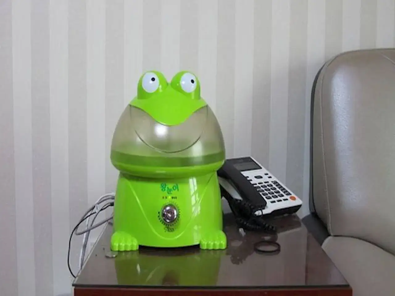 Rodzic nawilżający powietrze w pokoju niemowlaka