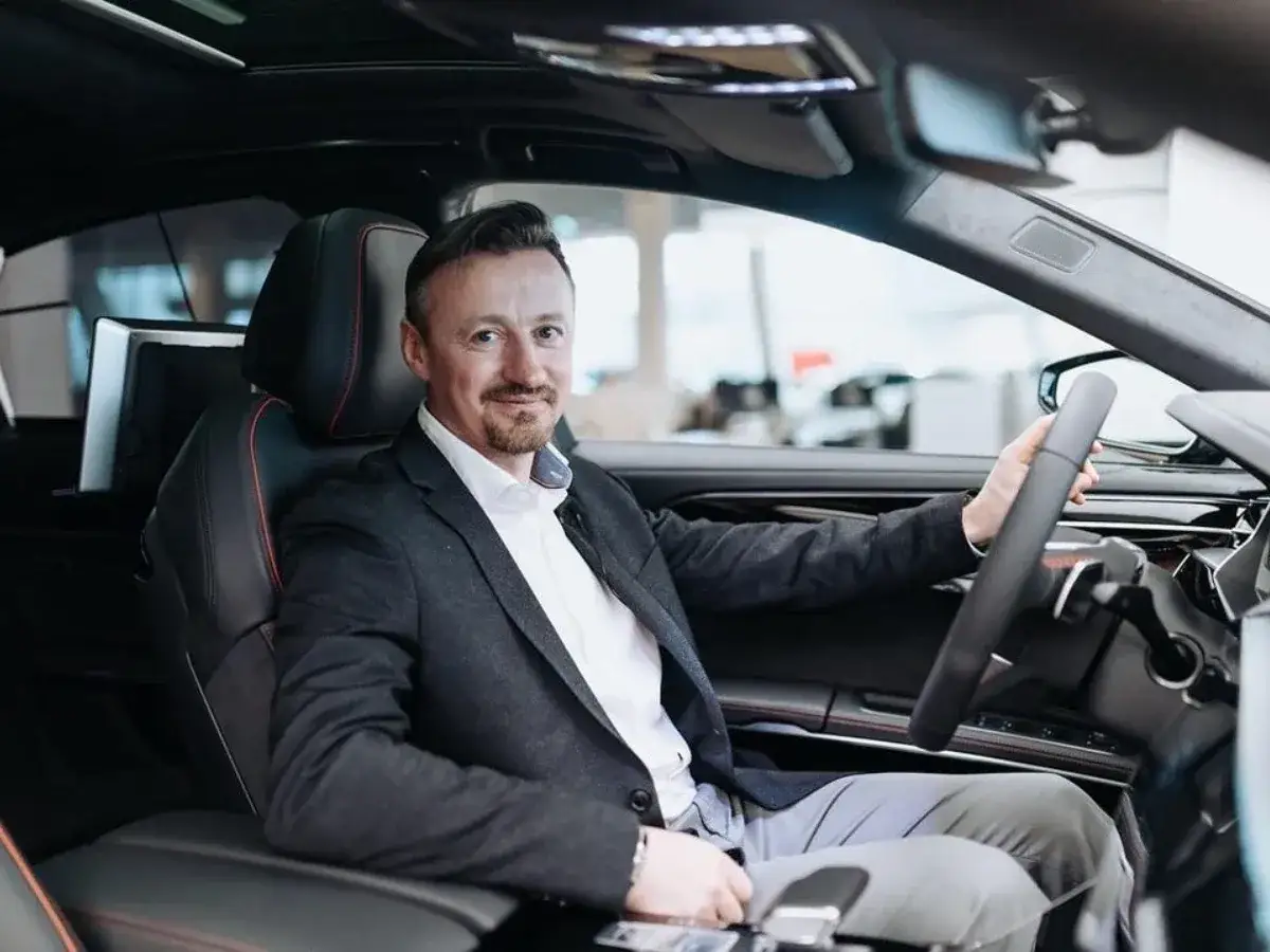 Adam Małysz w luksusowym samochodzie, symbol jego imponującego majątku.