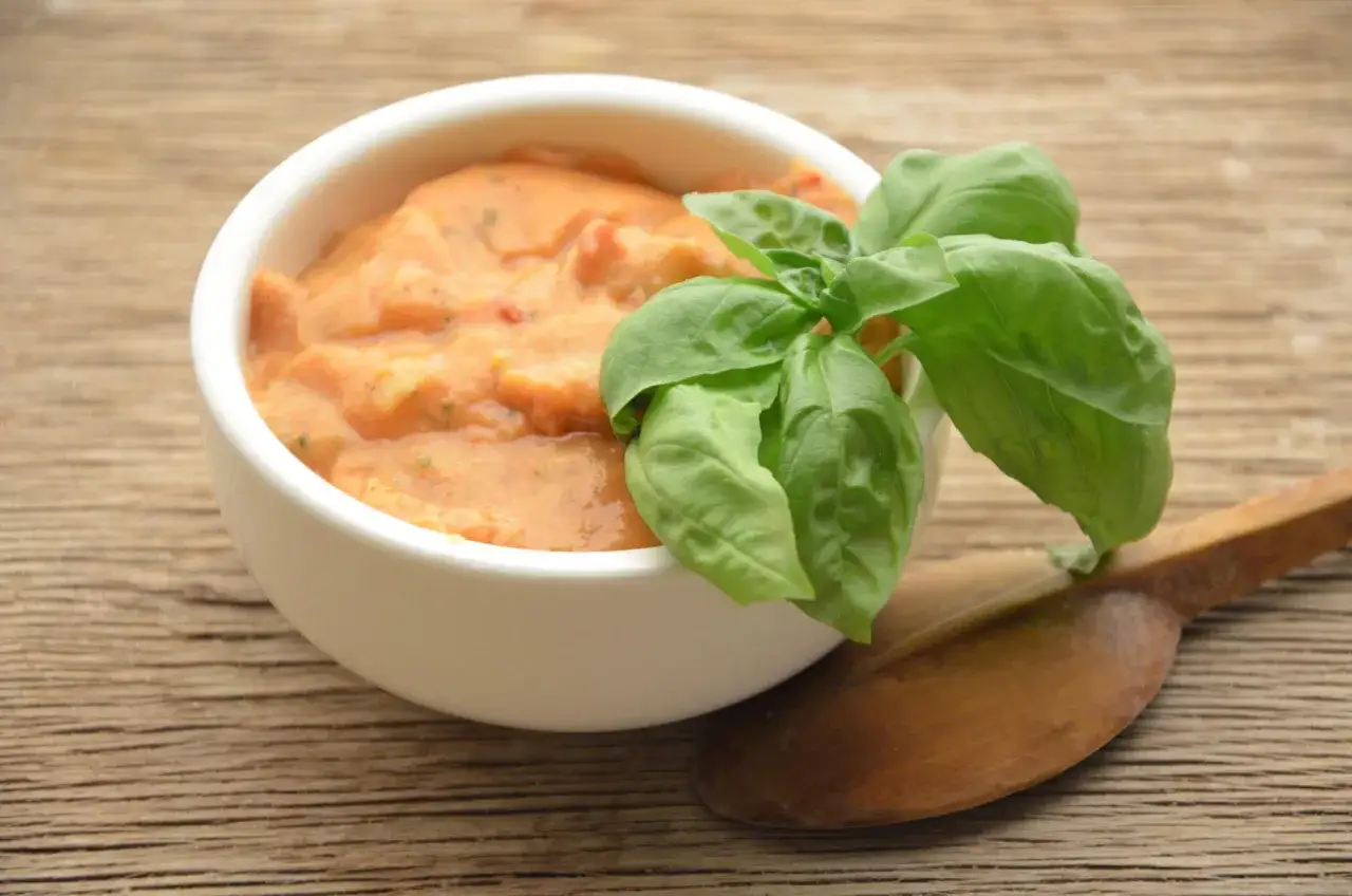 Pomarańczowy, pikantny sos do kebaba, udekorowany świeżą bazylią. Idealny przepis na ostry sos do kebaba.