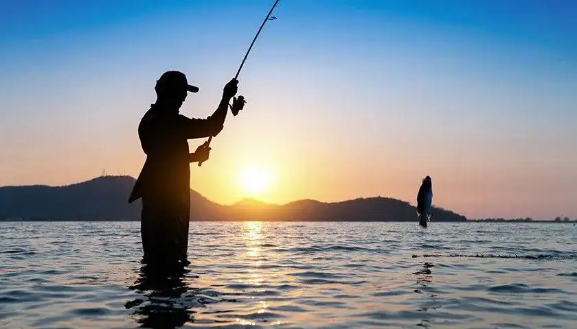 Wędkarz sprawdzający pogodę na łowisku