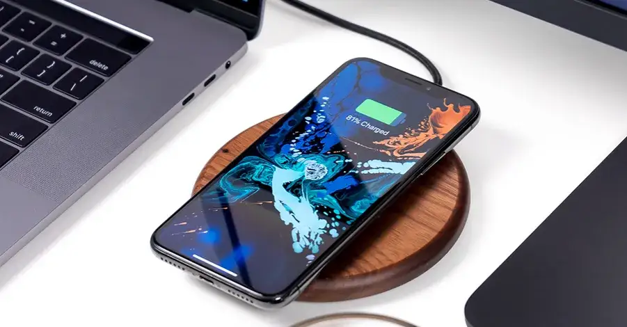 iPhone na ładowarce bezprzewodowej