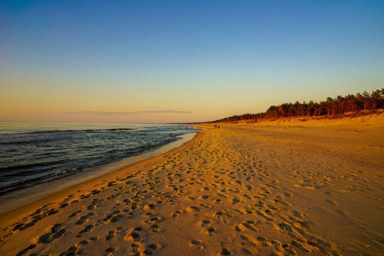 Zachód słońca na plaży w Krynicy Morskiej. Czy warto jechać? Tak, dla takich widoków i spokoju!