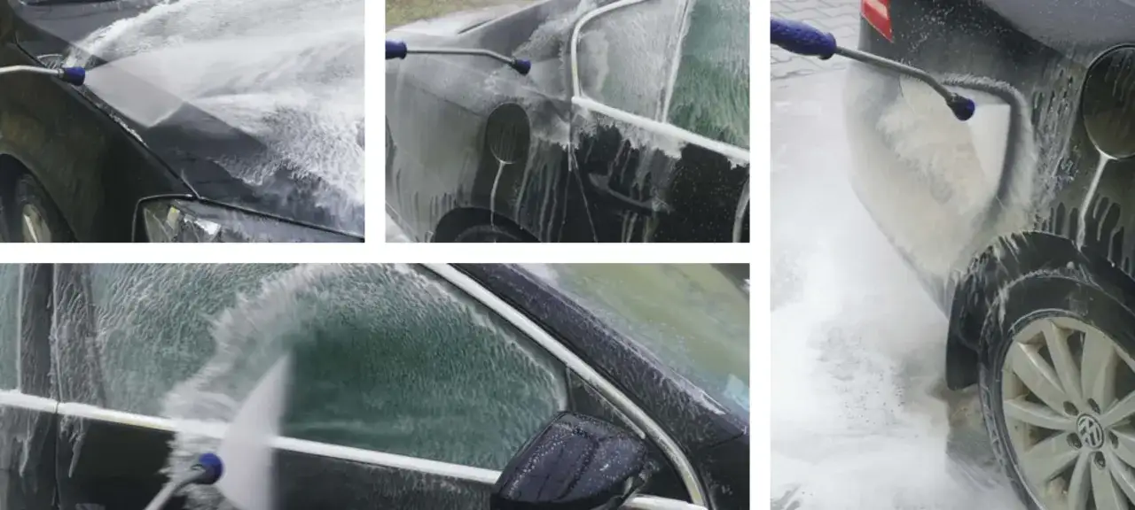 Pokazano, jak myć auto na myjni bezdotykowej, spłukując karoserię wodą pod ciśnieniem.