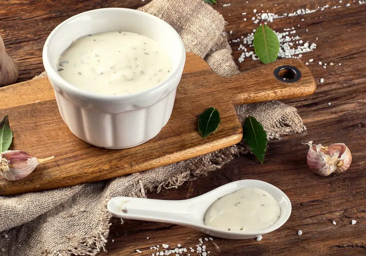 różne proporcje sosu śmietanowego majonez śmietana