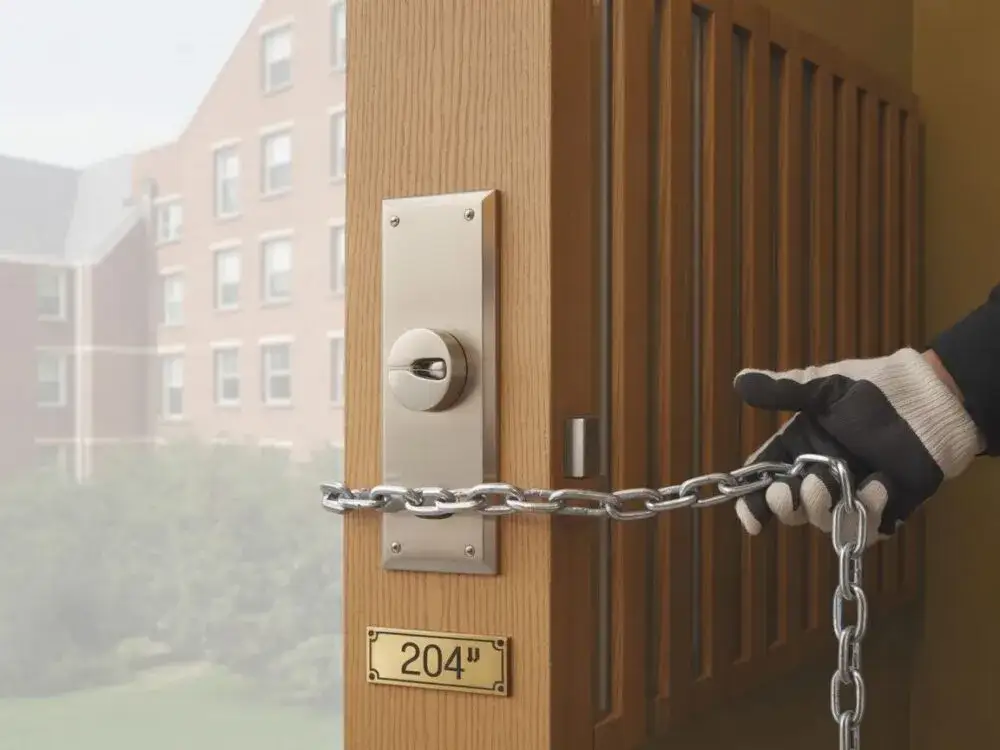 konserwacja łańcucha do drzwi lub inne proste zabezpieczenia