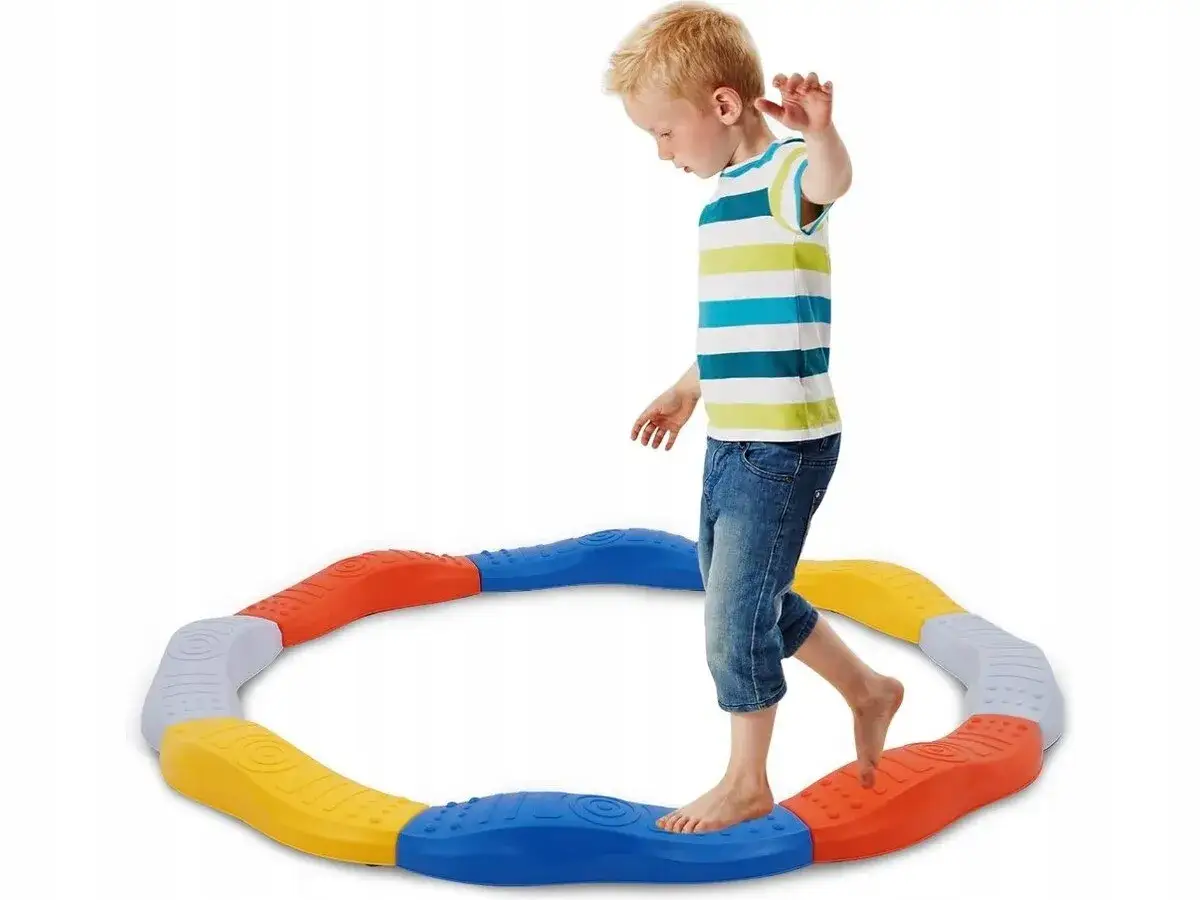 dziecko balansujące na jednej nodze lub chodzące po krawężniku