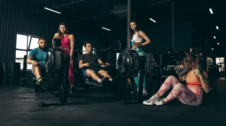różnorodna grupa ludzi na treningu crossfit dla początkujących