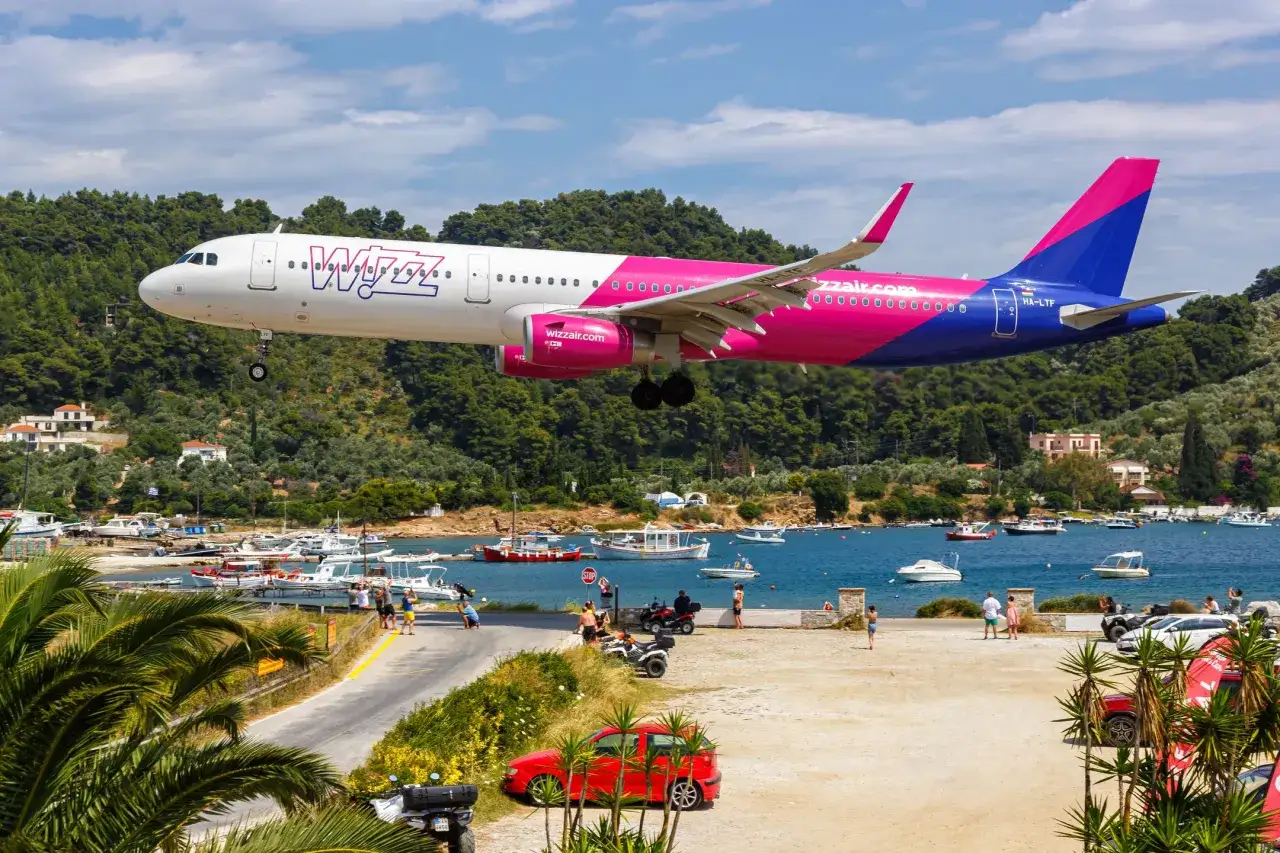Samolot Wizz Air ląduje w malowniczej zatoce. Zastanawiasz się, ile trwa lot do Albanii z Warszawy?