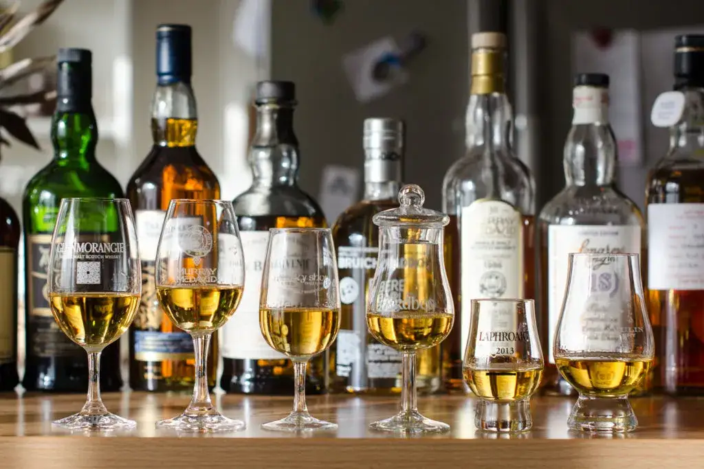 różne rodzaje whisky w szklankach